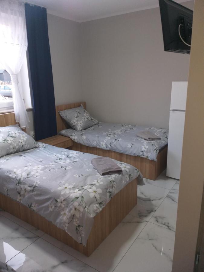 Czerwony Szafir Grodzisk Hostel Гродзиск Мазовецки Екстериор снимка