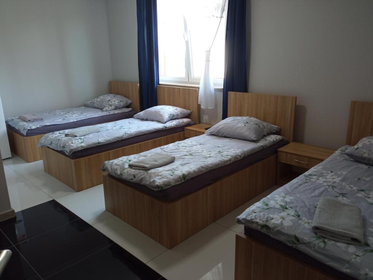 Czerwony Szafir Grodzisk Hostel Гродзиск Мазовецки Екстериор снимка